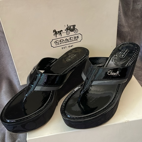 Woman’s Coach platform sandals. 9.5M Jody crinkle patent black leather. - Picture 2 of 7